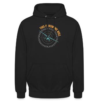 So ticken wir - Funny Airline Pilot - Unisex Hoodie - Schwarz - Vorne - Alina (178cm) & Michal (187cm)