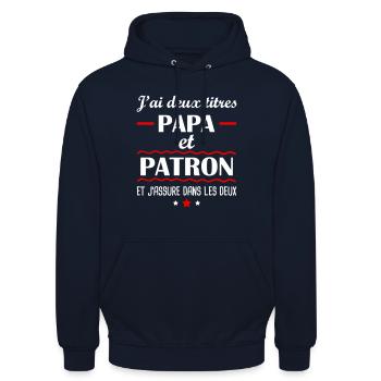 Deux titres papa patron, cadeau fête des pères - Sweat-shirt à capuche unisexe - marine - Devant - Alina (178cm) & Michal (187cm)