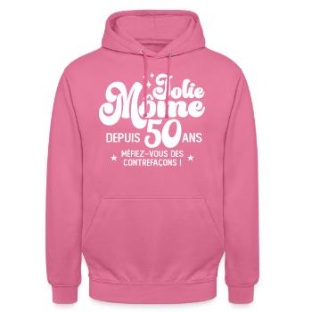 Cadeau Femme anniversaire 50 ans jolie môme - Sweat-shirt à capuche unisexe - rose - Devant - Alina (178cm) & Michal (187cm)