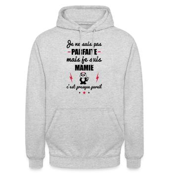 pas parfaite mais mamie, fêtes des grands-mères - Sweat-shirt à capuche unisexe - gris clair chiné - Devant - Alina (178cm) & Michal (187cm)
