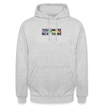 Du kannst neben mir pinkeln LGBTQ-Slogan - Unisex Hoodie - Hellgrau meliert - Vorne - Alina (178cm) & Michal (187cm)