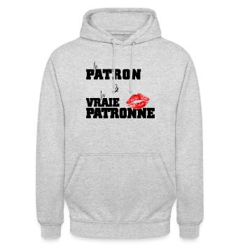 Humour Couple "Le Patron & La Vraie Patronne" - Sweat-shirt à capuche unisexe - gris clair chiné - Devant - Alina (178cm) & Michal (187cm)