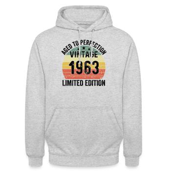 Aged To Perfection Vintage 1963 Limited Edition - Unisex Hoodie - Hellgrau meliert - Vorne - Alina (178cm) & Michal (187cm)