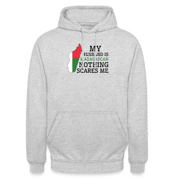 Rien ne me fait peur Ma femme est malgache - Sweat-shirt à capuche unisexe - gris clair chiné - Devant - Alina (178cm) & Michal (187cm)
