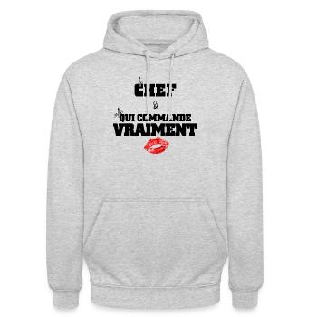 Cadeau Fun: Le Chef et Celle qui Commande Vraiment - Sweat-shirt à capuche unisexe - gris clair chiné - Devant - Alina (178cm) & Michal (187cm)