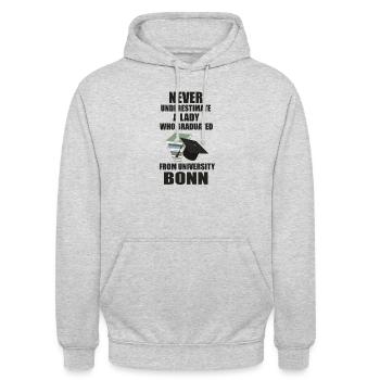 Never Underestimate a Lady - University Bonn - Unisex Hoodie - Hellgrau meliert - Vorne - Alina (178cm) & Michal (187cm)