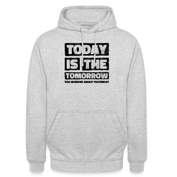 Motivierendes Weisheitsdesign. Die Vibes von morgen von heute - Unisex Hoodie - Hellgrau meliert - Vorne - Alina (178cm) & Michal (187cm)