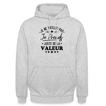 Je ne vieillis pas je prends de la valeur - Sweat-shirt à capuche unisexe - gris clair chiné - Devant - Alina (178cm) & Michal (187cm)
