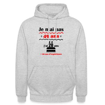 Je n'ai pas 49 ans : cadeau d'anniversaire 49 ans. - Sweat-shirt à capuche unisexe - gris clair chiné - Devant - Alina (178cm) & Michal (187cm)