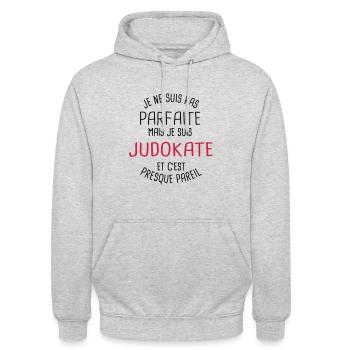Pas parfaite mais judokate - Sweat-shirt à capuche unisexe - gris clair chiné - Devant - Alina (178cm) & Michal (187cm)