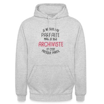 Pas parfaite mais archiviste - Sweat-shirt à capuche unisexe - gris clair chiné - Devant - Alina (178cm) & Michal (187cm)