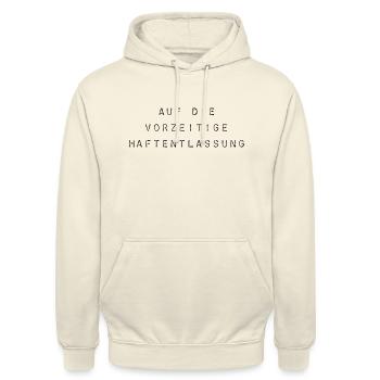 T-Shirt "auf die vorzeitige Haftentlassung" - Unisex Hoodie - Vanille-Milchshake - Vorne - Alina (178cm) & Michal (187cm)