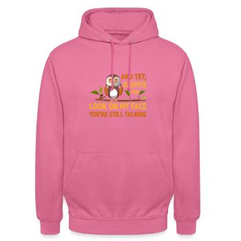 Sarkastisch trotz Blick auf meinem Gesicht bist du immer noch - Unisex Hoodie - Pink - Vorne - Alina (178cm) & Michal (187cm)