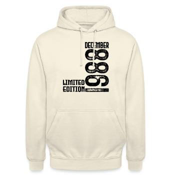 Dezember 1988 Geschenk zum Jahrestag. Dezember 1988. - Unisex Hoodie - Vanille-Milchshake - Vorne - Alina (178cm) & Michal (187cm)