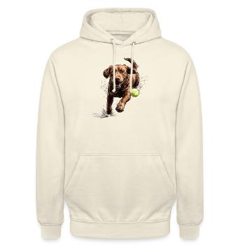 Brauner Labrador jagt einen Ball - Unisex Hoodie - Vanille-Milchshake - Vorne - Alina (178cm) & Michal (187cm)