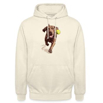 Brauner Labrador jagt einen Ball - Unisex Hoodie - Vanille-Milchshake - Vorne - Alina (178cm) & Michal (187cm)