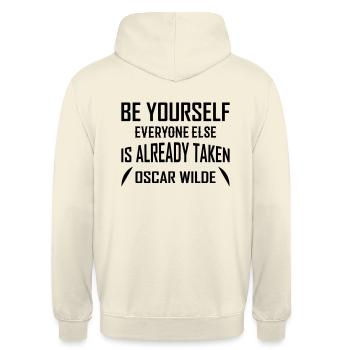 Oscar Wilde - Unisex Hoodie - Vanille-Milchshake - Hinten - Michal (187cm)