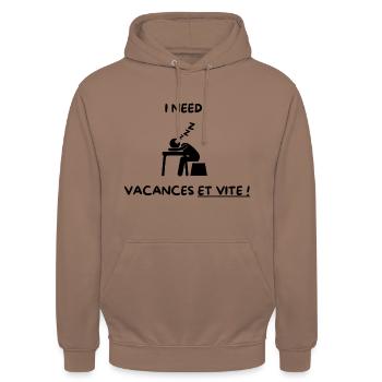 i need vacances - Sweat-shirt à capuche unisexe - moka - Devant - Alina (178cm) & Michal (187cm)