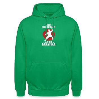 Ne sous-estimez jamais un vieux karatéka - Sweat-shirt à capuche unisexe - vert - Devant - AI Model Male 185 light (185cm) & AI Model Female 180 light (180cm)