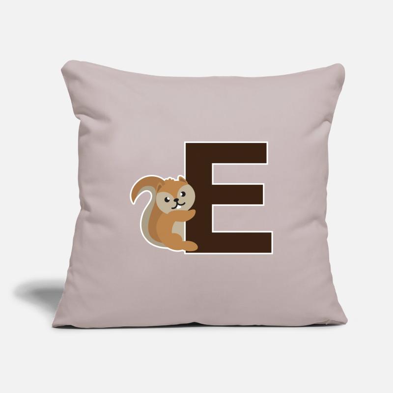 Ein E wie das Eichhörnchen das an dem E hängt Sofakissenbezug 45 x 45 cm