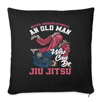 Never underestimate an old man who - Sofa pillowcase 17,3'' x 17,3'' (45 x 45 cm) - black - Front