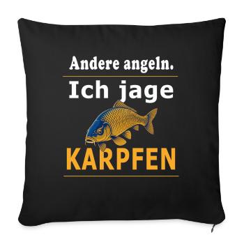 Andere angeln ich jage Karpfen – Karpfenangler - Sofakissenbezug 45 x 45 cm - Schwarz - Vorne