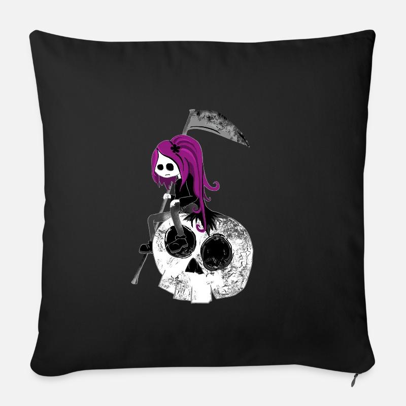 Fille gothique avec faux assis sur crâne halloween - Housse de coussin décorative 45 x 45 cm - noir