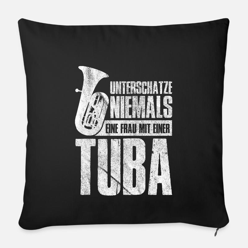 Unterschätze Niemals Eine Frau Mit EinerTuba - Sofakissenbezug 45 x 45 cm - Schwarz