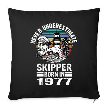 Never Underestimate Skipper born in 1977 - Sofa pillowcase 17,3'' x 17,3'' (45 x 45 cm) - black - Front