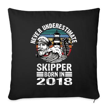 Never Underestimate Skipper born in 2018 - Sofakissenbezug 45 x 45 cm - Schwarz - Vorne