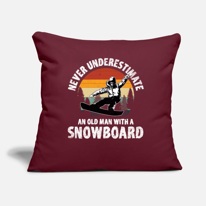 Never Underestimate An Old Man With A Snowboard Sofakissenbezug 45 x 45 cm