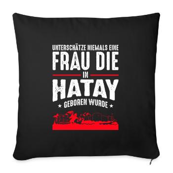 Unterschätze niemals eine Frau aus Hatay - Sofakissenbezug 45 x 45 cm - Schwarz - Vorne