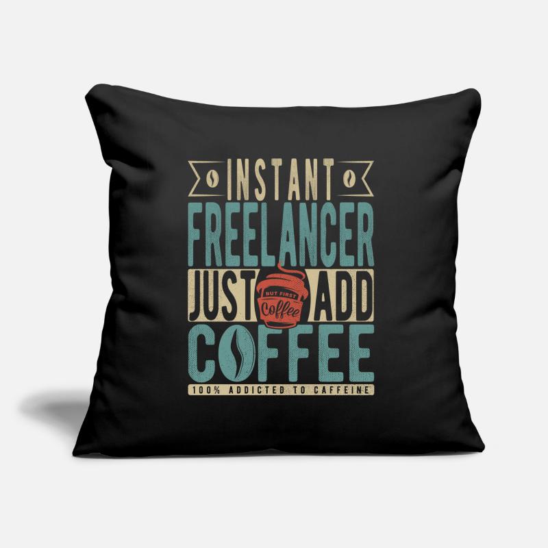 Instant Freelancer Il suffit d’ajouter du café Housse de coussin décorative 45 x 45 cm