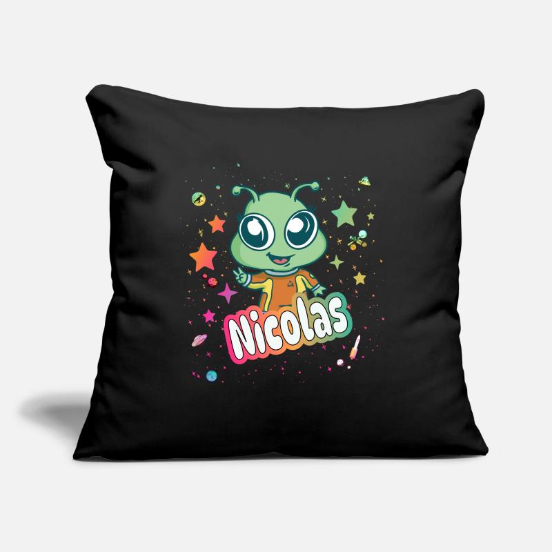 NICOLAS - Schöner Junge Name mit süßem Alien Sofakissenbezug 45 x 45 cm