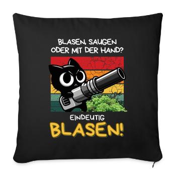Blasen? Eindeutig! – Lustige Katze mit Laubbläser - Sofakissenbezug 45 x 45 cm - Schwarz - Vorne
