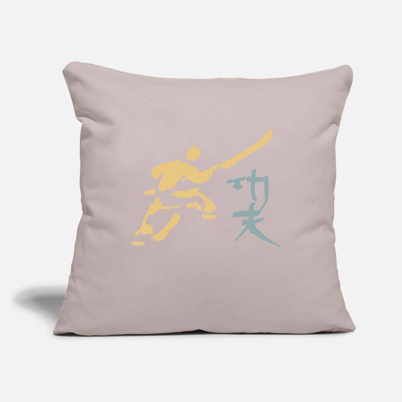 Kungfu - Shaolin Mönch mit Hellbarde Sofakissenbezug 45 x 45 cm