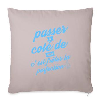 Passer à coté de moi c est frôler la perfection - Housse de coussin décorative 45 x 45 cm - taupe clair - Devant