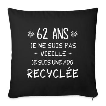 ado recyclée, anniversaire 62 ans, j'ai 62 ans - Housse de coussin décorative 45 x 45 cm - noir - Devant