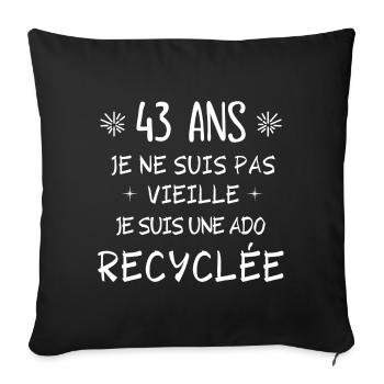 ado recyclée, anniversaire 43 ans, j'ai 43 ans - Housse de coussin décorative 45 x 45 cm - noir - Devant