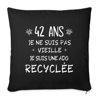 ado recyclée, anniversaire 42 ans, j'ai 42 ans - Housse de coussin décorative 45 x 45 cm - noir - Devant