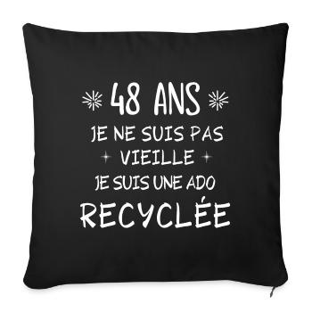 ado recyclée, anniversaire 48 ans, j'ai 48 ans - Housse de coussin décorative 45 x 45 cm - noir - Devant