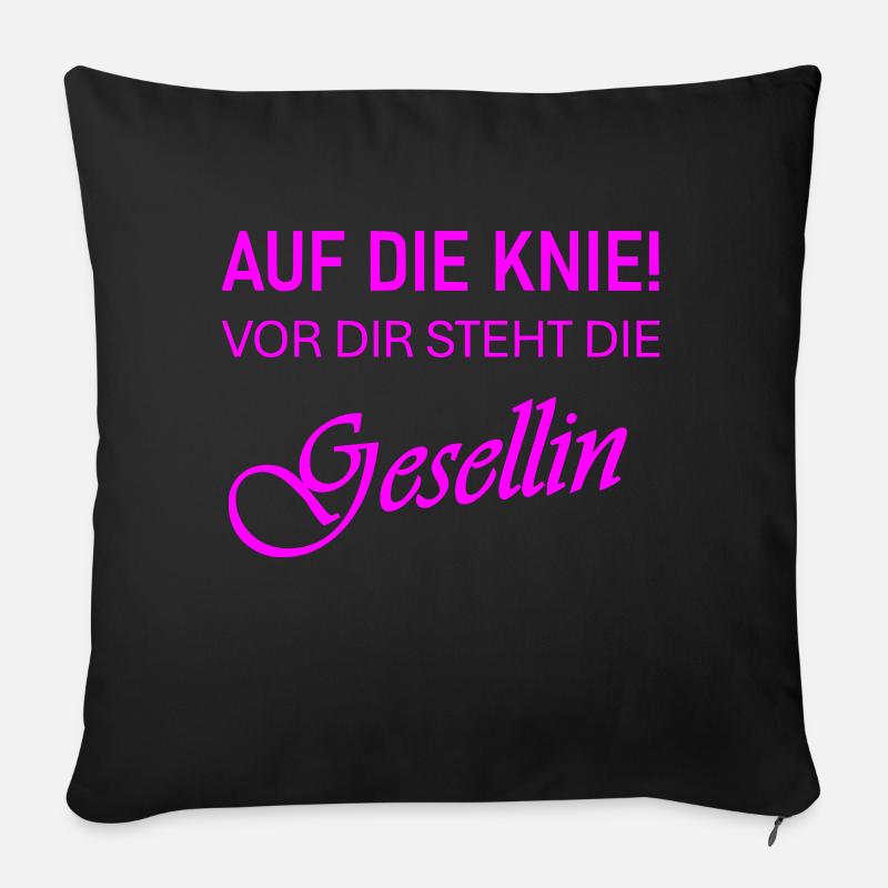 Auf die Knie! Vor dir steht die Gesellin - Sofakissenbezug 45 x 45 cm - Schwarz