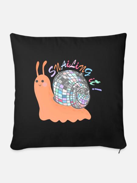 Snailing It! – Bunte Schnecke mit Disco-Kugel - Sofakissenbezug 45 x 45 cm - Schwarz