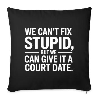 Nous ne pouvons pas réparer la stupidité, mais nous pouvons lui donner un tribunal - Housse de coussin décorative 45 x 45 cm - noir - Devant