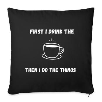Zuerst trinke ich den Kaffee – dann mache ich die Dinge - Sofakissenbezug 45 x 45 cm - Schwarz - Vorne