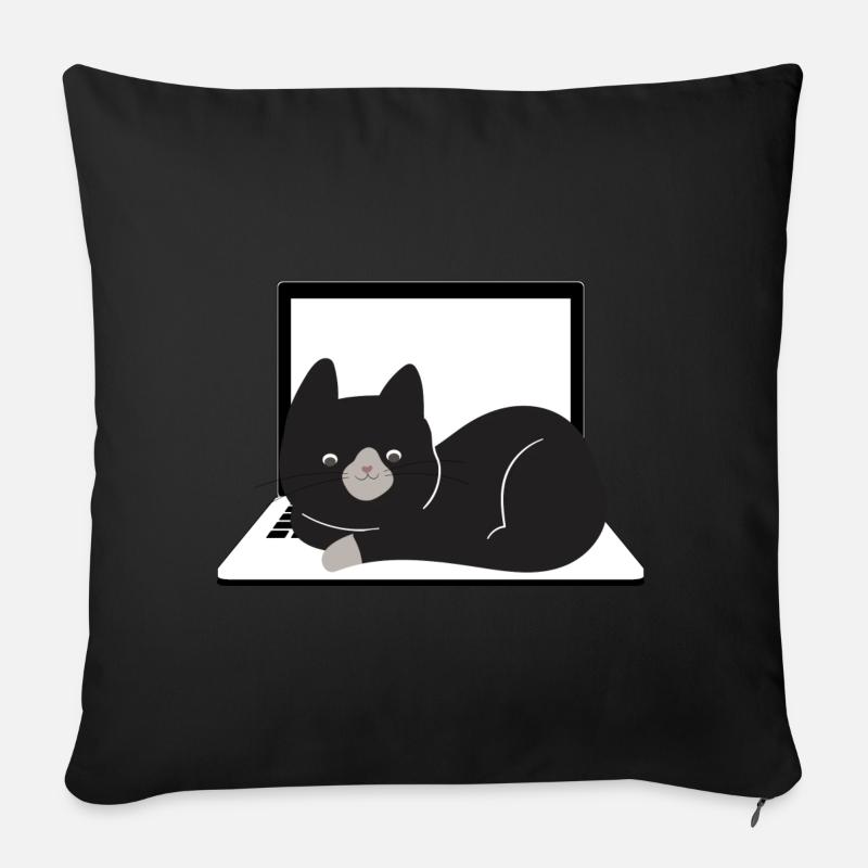 Nette Katze, die auf Laptop sitzt - Sofakissenbezug 45 x 45 cm - Schwarz