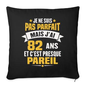 Humour cadeau Pas parfaite mais j'ai 82 ANS - Housse de coussin décorative 45 x 45 cm - noir - Devant