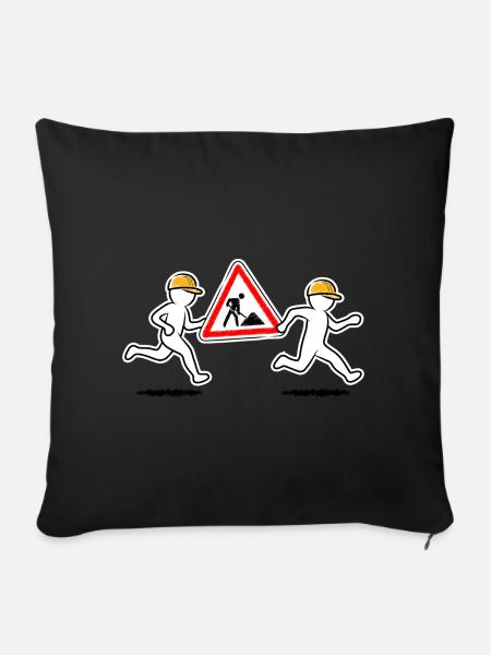 Zwei Bauarbeiter tragen ein Baustellenschild - Sofakissenbezug 45 x 45 cm - Schwarz