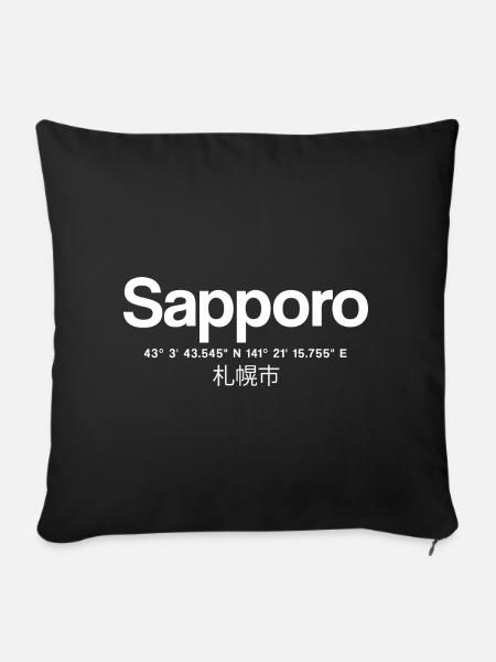 Sapporo Japan Typografie mit Koordinaten - Sofakissenbezug 45 x 45 cm - Schwarz
