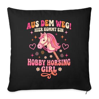 Hobby Horsing Girl Aus dem Weg Steckenpferd - Sofakissenbezug 45 x 45 cm - Schwarz - Vorne